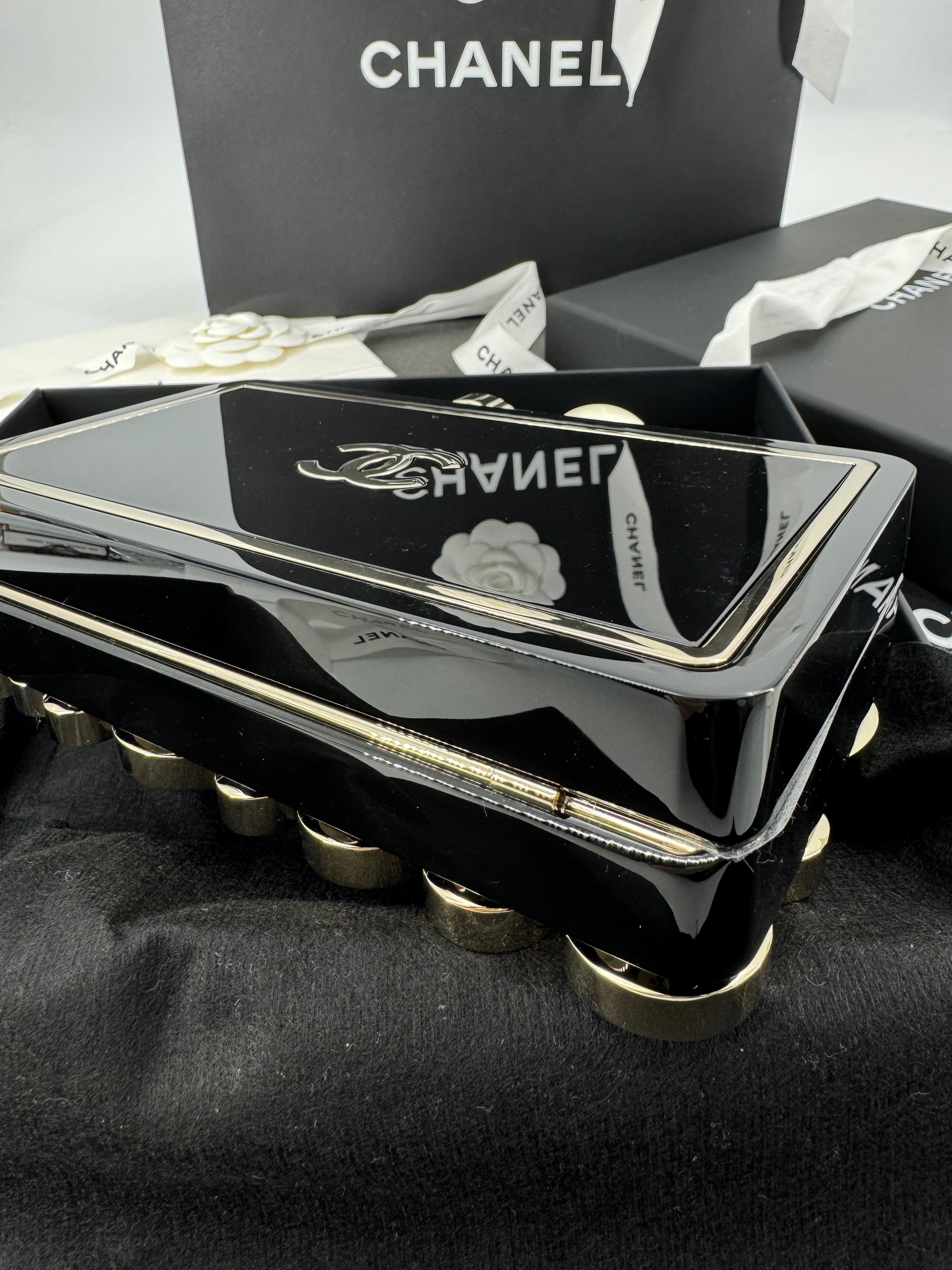 Chanel Fall-Winter 2025/26 oversized rhinestones, pearls, and double C jewels evening bag