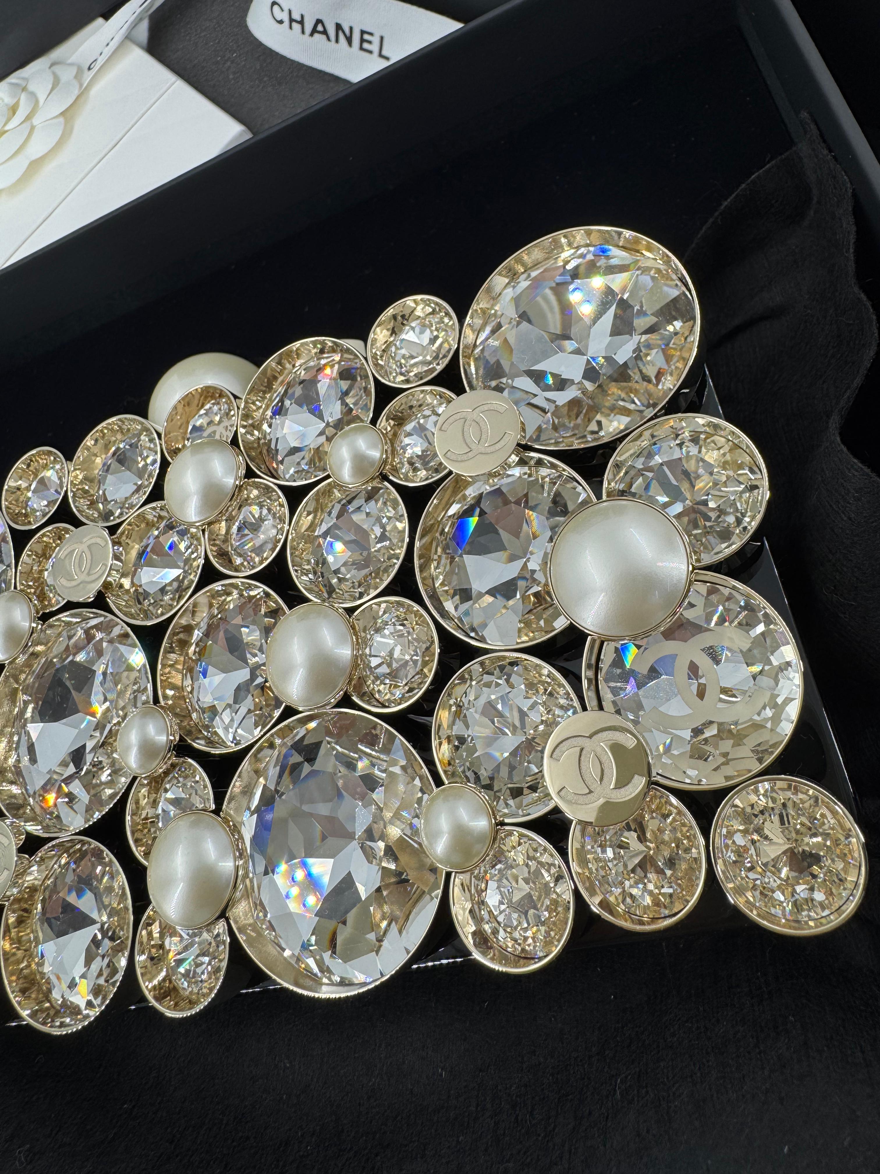 Chanel Fall-Winter 2025/26 oversized rhinestones, pearls, and double C jewels evening bag