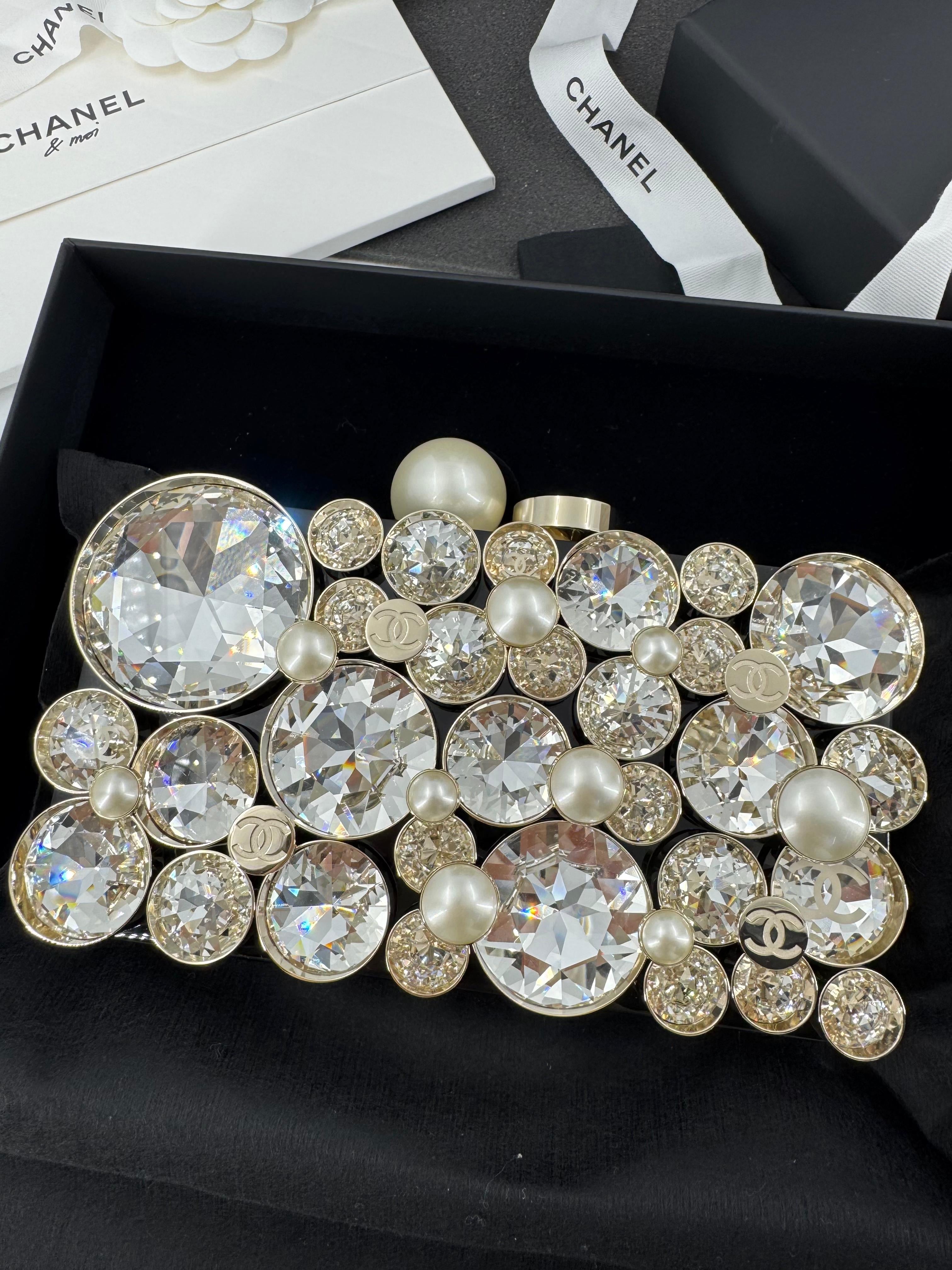 Chanel Fall-Winter 2025/26 oversized rhinestones, pearls, and double C jewels evening bag