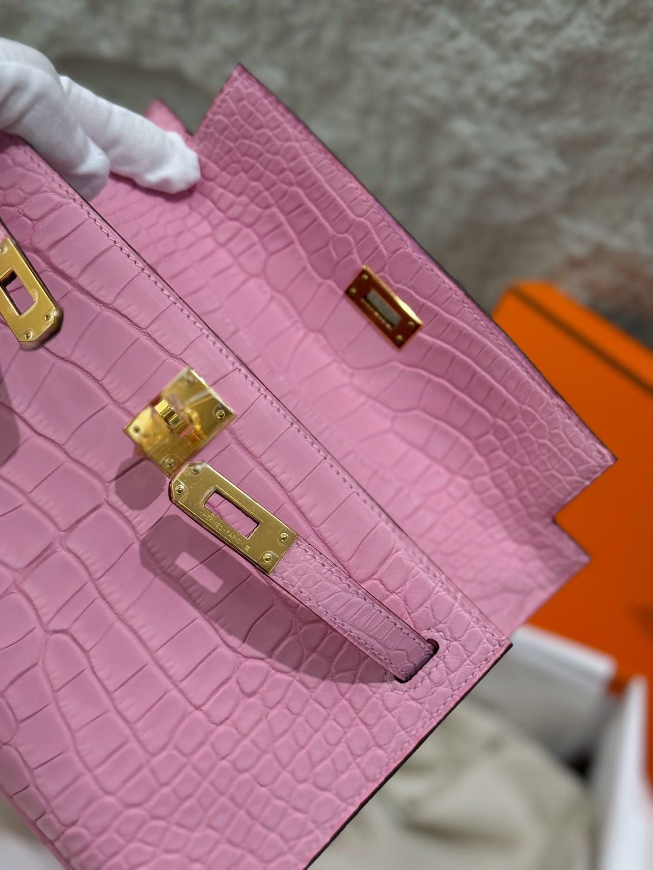 Hermès Kelly Pochette Pink Bubblegum 5P Matte Crocodile Leather Gold Hardware