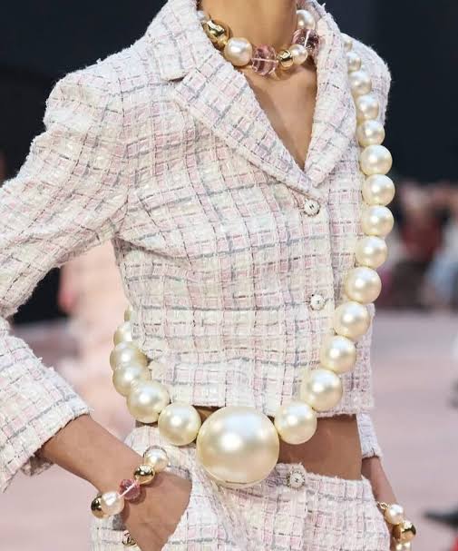 CHANEL FALL-WINTER 2025/26 PEARL NECKLACE MINAUDIERE