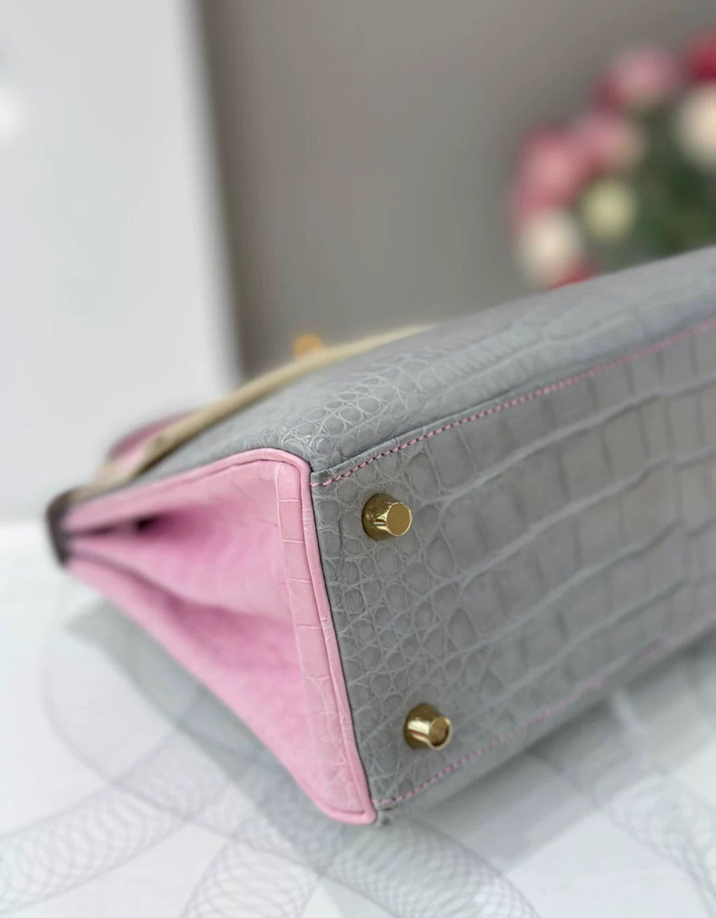 Hermès Kelly 25 5P Bubblegum & Pearl Gray Matte Crocodile Leather Gold Hardware