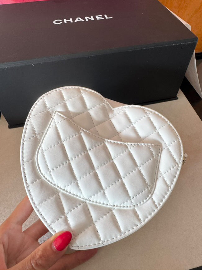 Chanel 22SS White Heart Bag Small size
