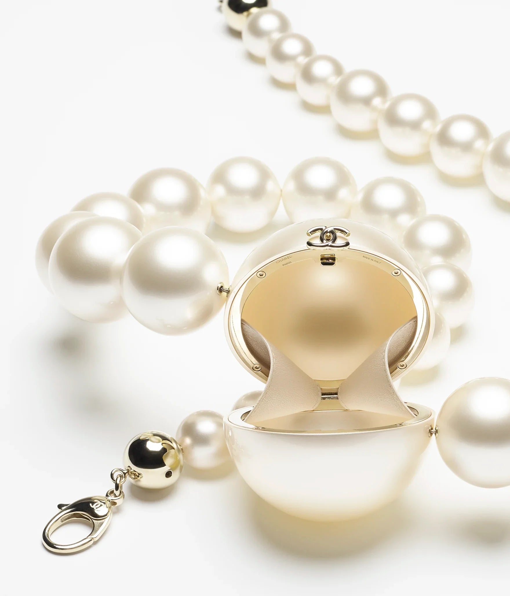 CHANEL FALL-WINTER 2025/26 PEARL NECKLACE MINAUDIERE