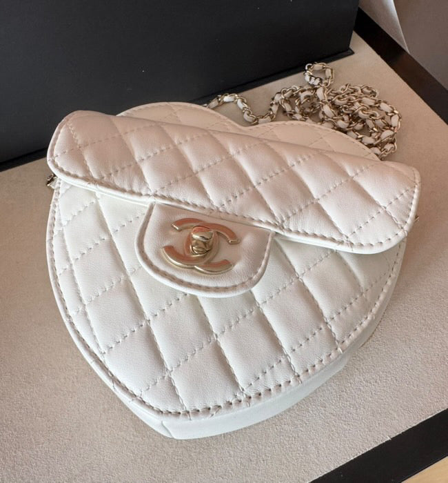 Chanel 22SS White Heart Bag Small size