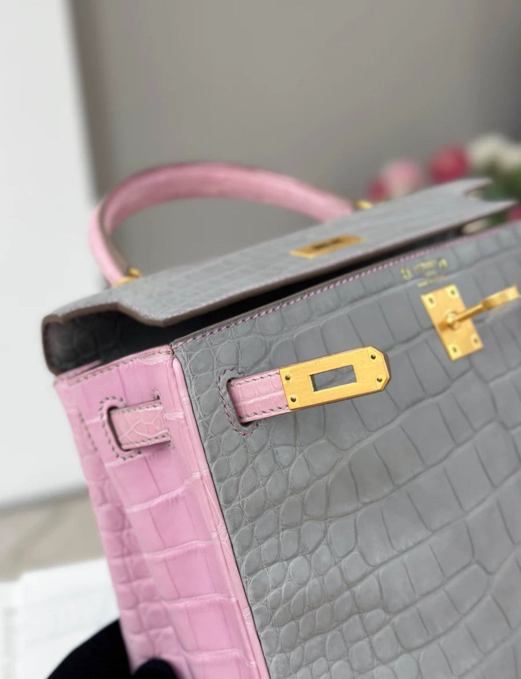 Hermès Kelly 25 5P Bubblegum & Pearl Gray Matte Crocodile Leather Gold Hardware