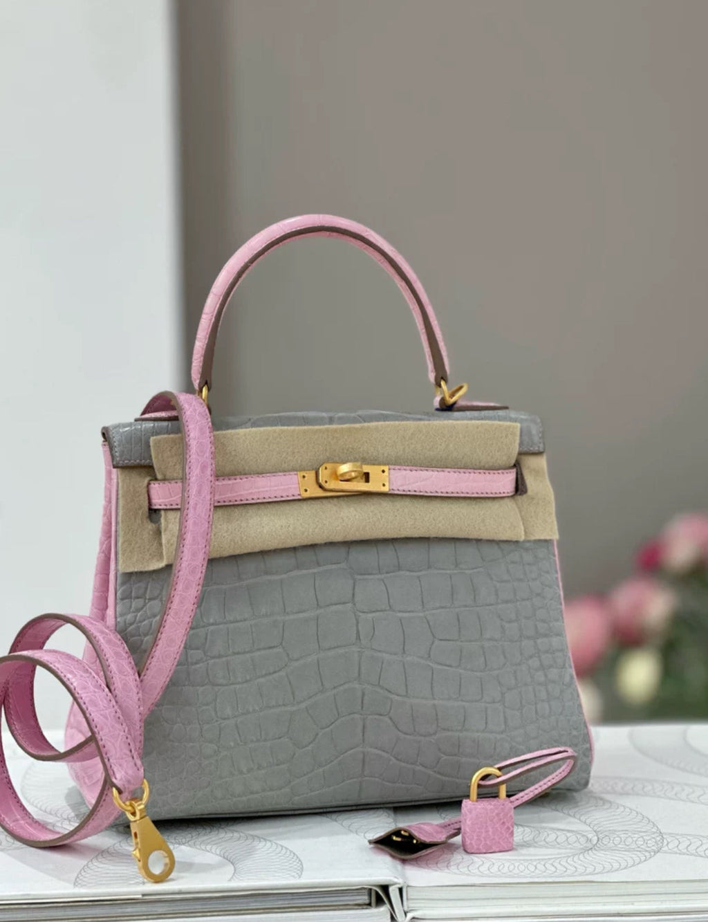 Hermès Kelly 25 5P Bubblegum & Pearl Gray Matte Crocodile Leather Gold Hardware