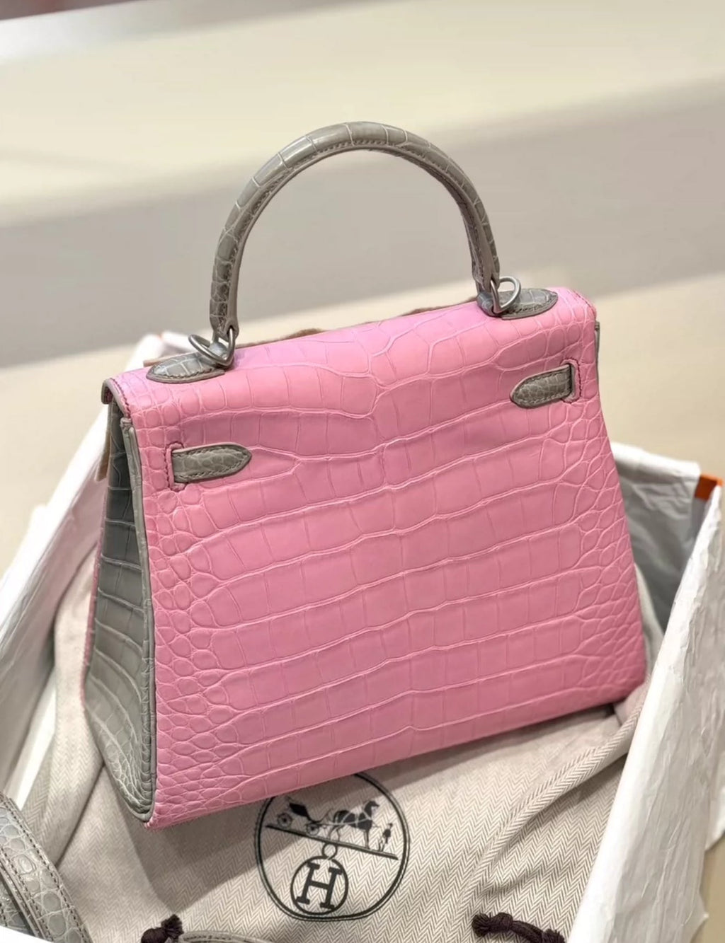 Hermès Kelly 25 5P Bubblegum & Pearl Gray Matte Crocodile Leather Palladium Hardware
