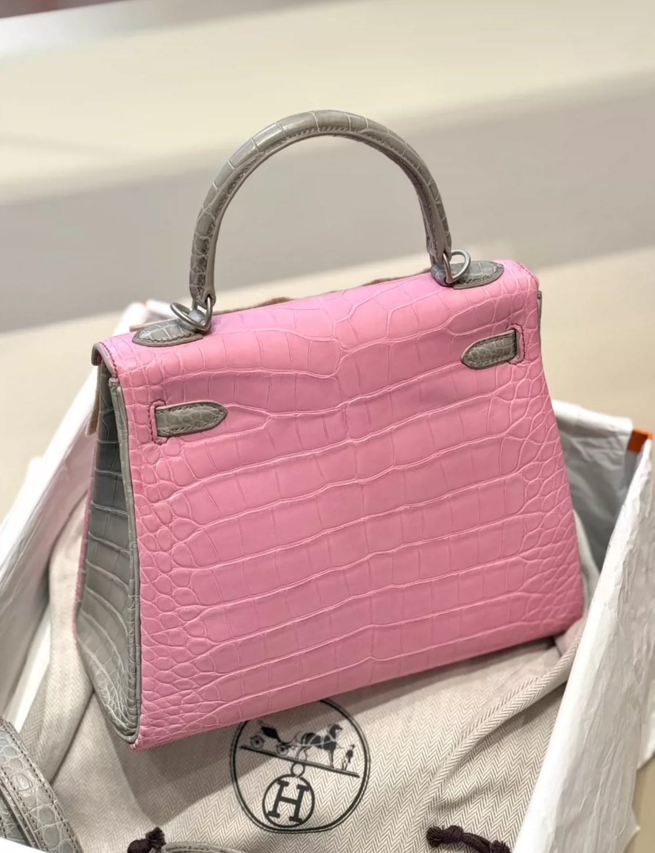 Hermès Kelly 25 5P Bubblegum & Pearl Gray Matte Crocodile Leather Palladium Hardware