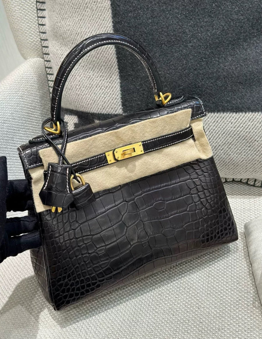 Hermes Kelly 25 Black Gold Matte Crocodile Leather Gold Hardware