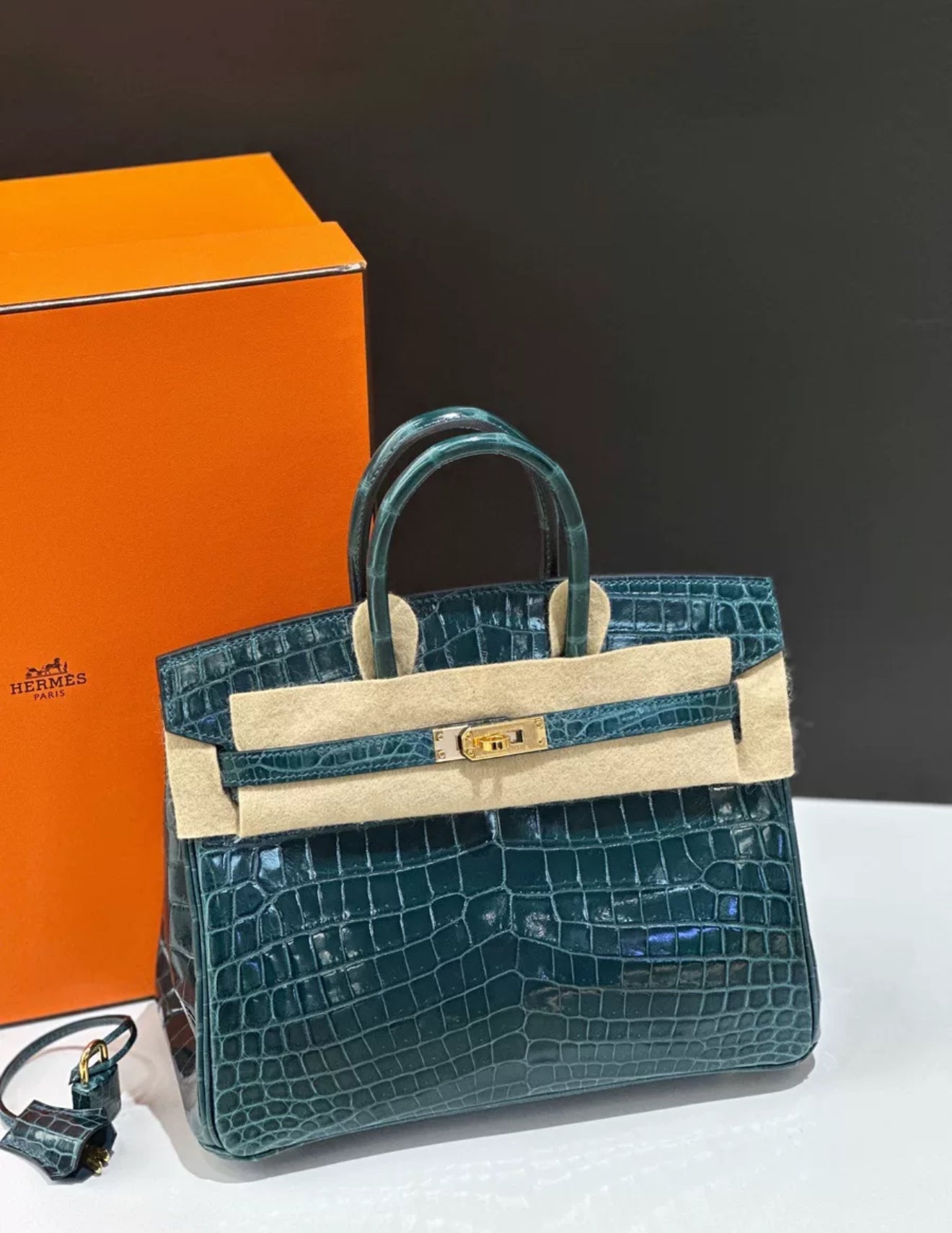 Hermès Birkin 25 Colvert Shiny Crocodile Leather Gold Hardware