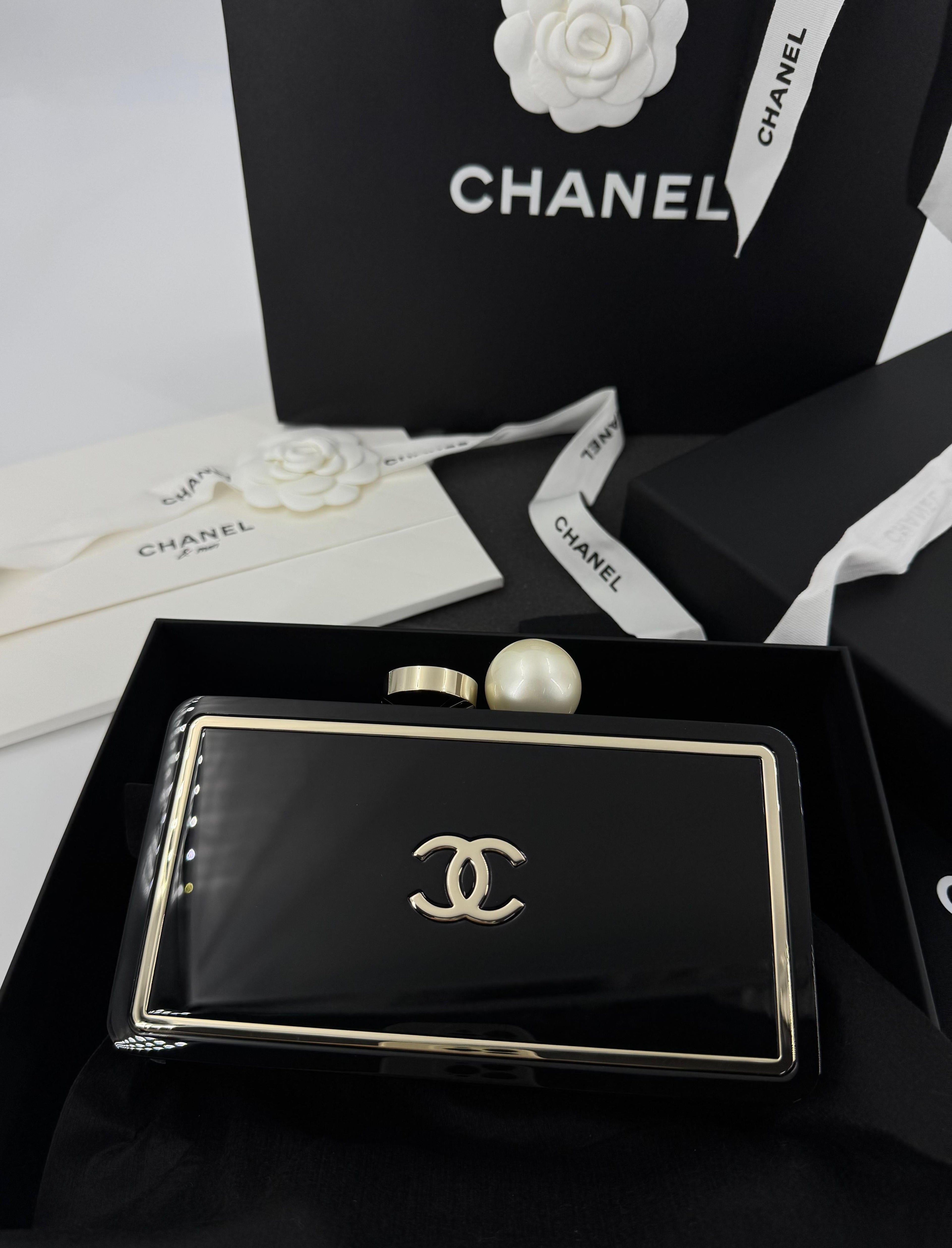 Chanel Fall-Winter 2025/26 oversized rhinestones, pearls, and double C jewels evening bag
