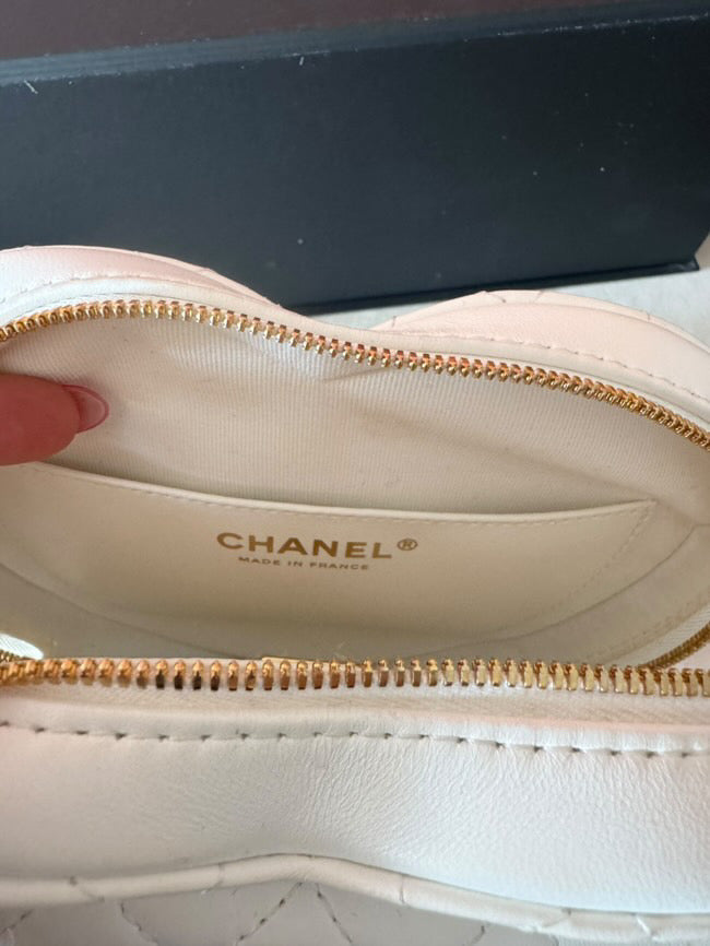Chanel 22SS White Heart Bag Small size