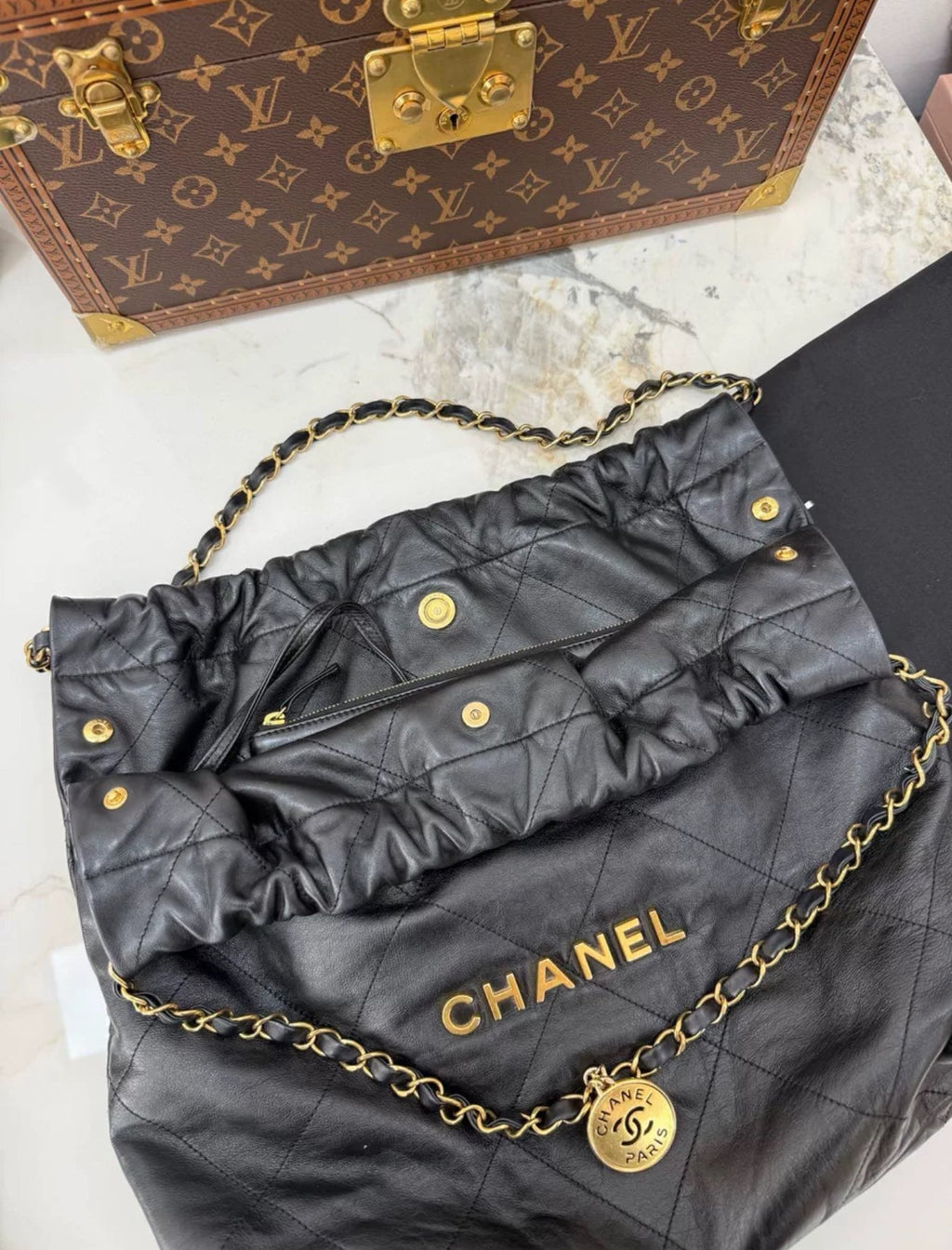 Chanel 22 hobo Bag black Leather Gold Hardware