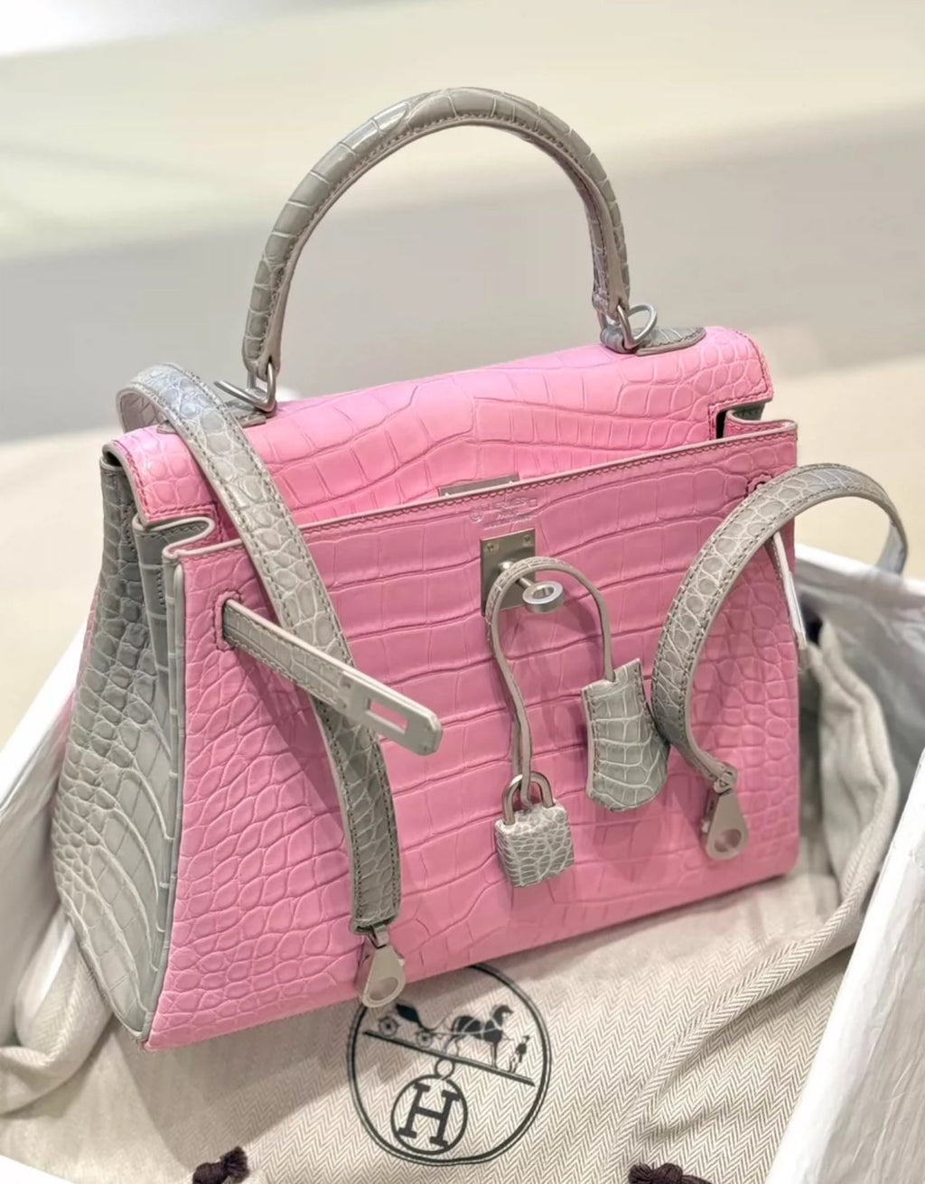 Hermès Kelly 25 5P Bubblegum & Pearl Gray Matte Crocodile Leather Palladium Hardware