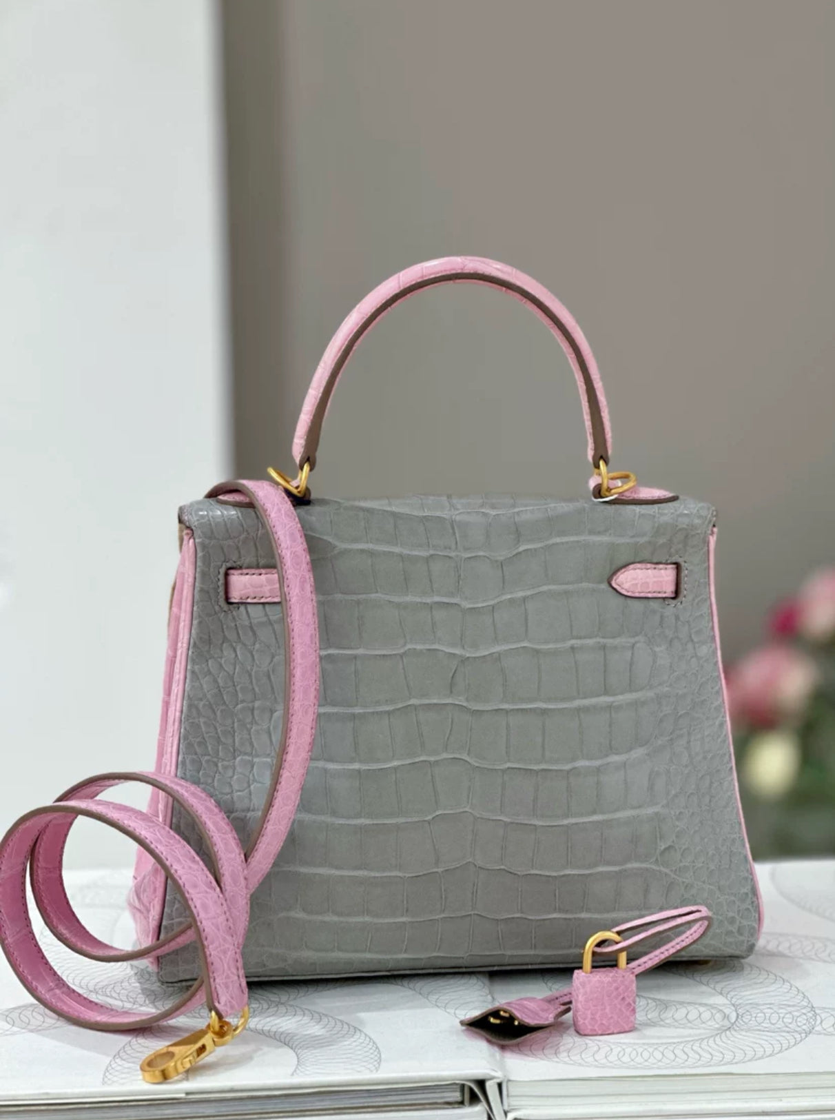 Hermès Kelly 25 5P Bubblegum & Pearl Gray Matte Crocodile Leather Gold Hardware