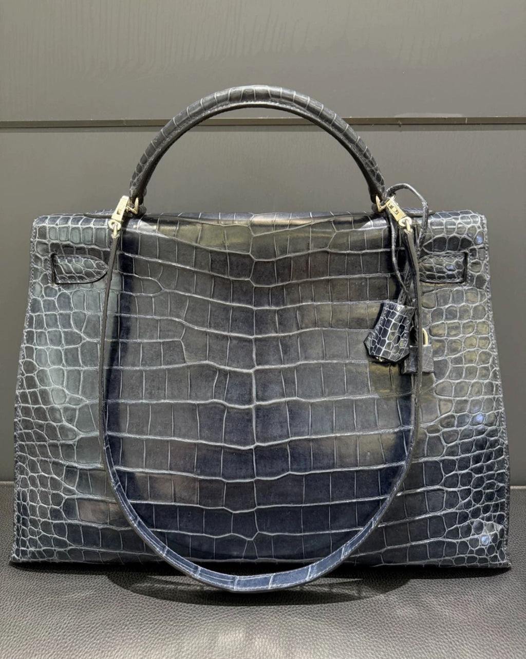 Hermès Kelly 40 Dark Blue Crocodile Leather Palladium Hardware