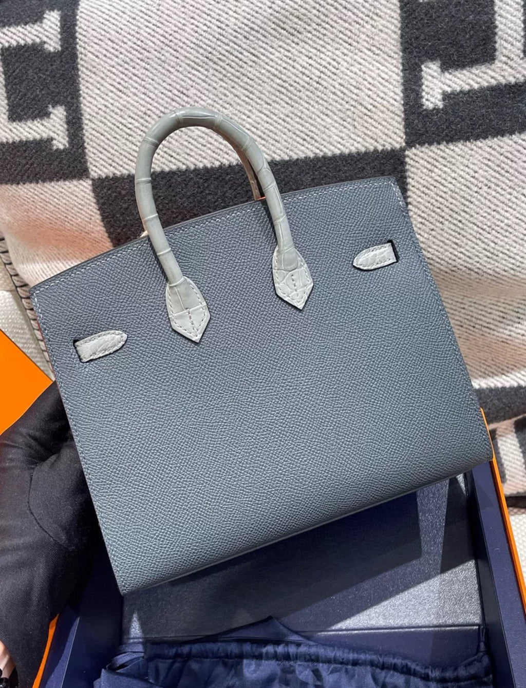 Hermès "Rainy Days" Sac Faubourg Birkin 20 Gris Misty Matte Alligator Permabrass Hardware