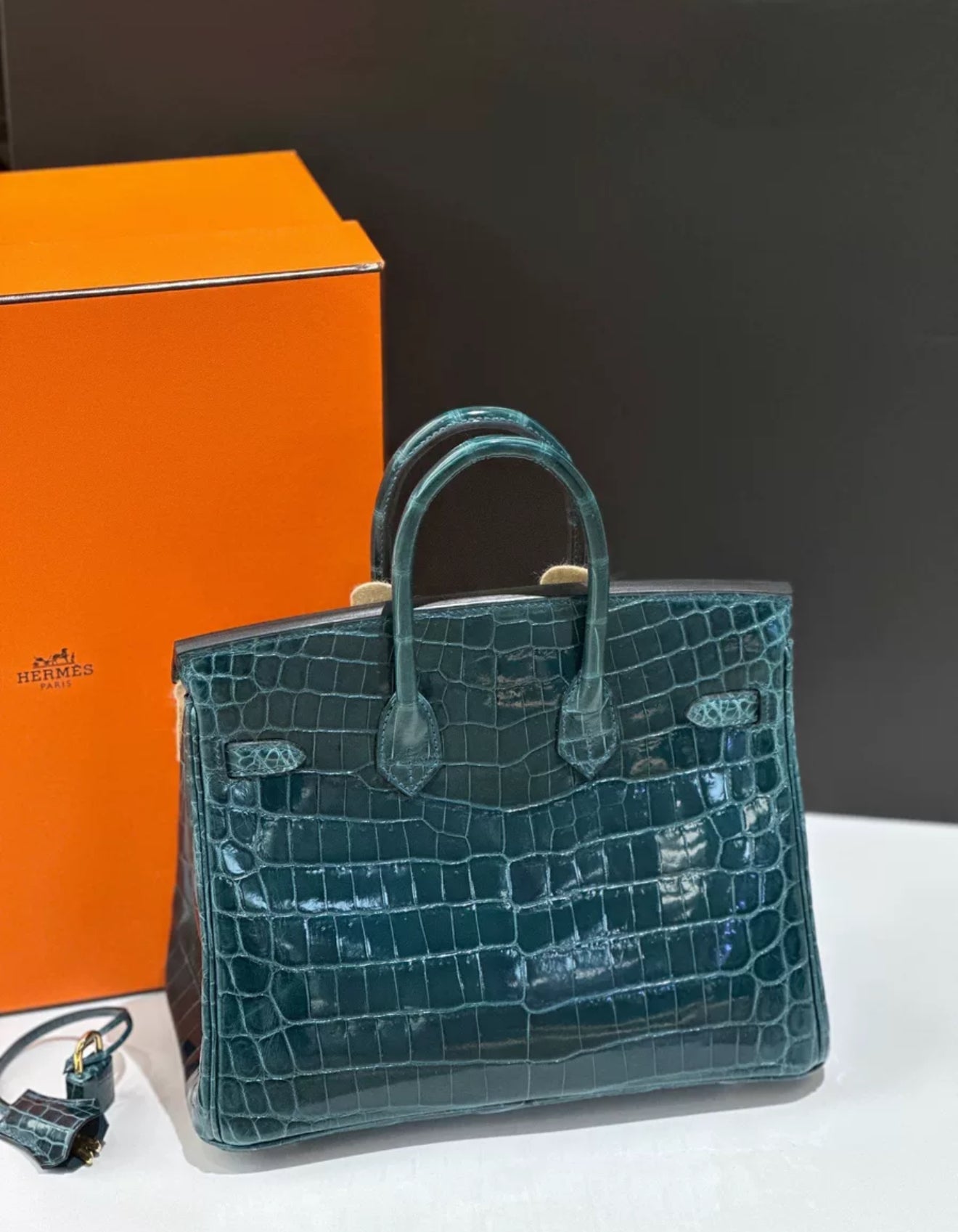 Hermès Birkin 25 Colvert Shiny Crocodile Leather Gold Hardware