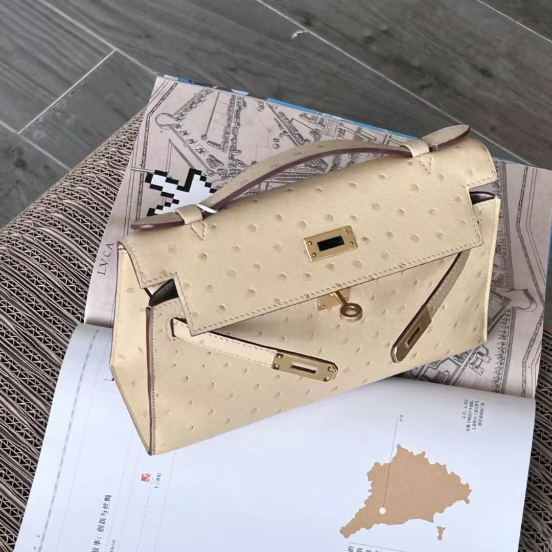 Hermès Kelly Pochette parchemin Ostrich leather with Gold Hardware